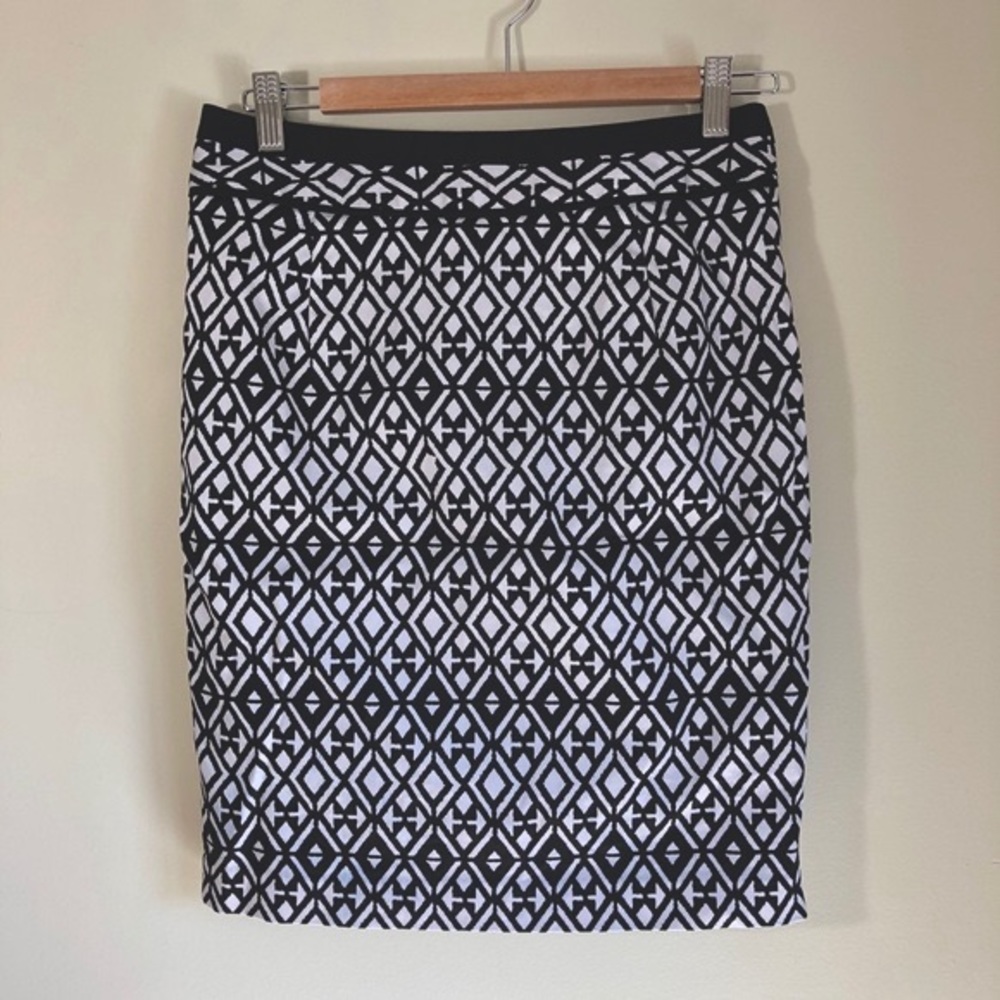 3/$30💚Mario Serrani black and white geometric pencil skirt size small